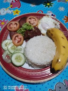 un plato de comida con arroz y plátano en home stay rizalina, en Batuan