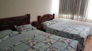 1 dormitorio con 2 camas y ventana en Apartamento Los Delfines del Caribe, en Cartagena de Indias