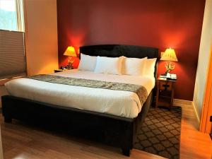 Giường trong phòng chung tại Twisp River Suites