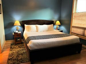 Giường trong phòng chung tại Twisp River Suites