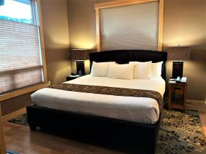 Giường trong phòng chung tại Twisp River Suites