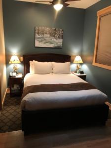 Giường trong phòng chung tại Twisp River Suites