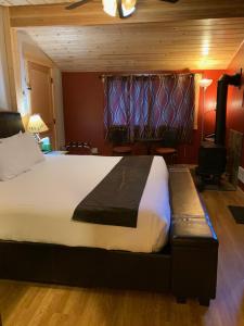 Giường trong phòng chung tại Twisp River Suites