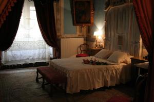 Un dormitorio con una cama con flores. en Palacio Ochagavia, en Falces