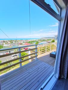 einen Balkon mit Meerblick in der Unterkunft 180 degrees sea view 180度全海景房 in Oamaru