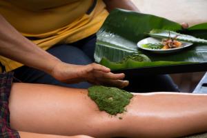 a woman is getting aiasisiasis at Jasmin Villa Ayurveda Resort in Negombo