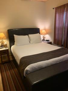 Giường trong phòng chung tại Twisp River Suites