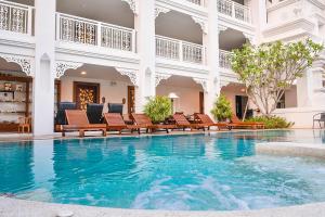 una piscina en medio de un edificio en White Boutique Hotel and Spa en Chiang Mai