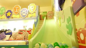 台東市的住宿－芹菜芋頭親子民宿，一间儿童卧室,卧室中间设有滑梯