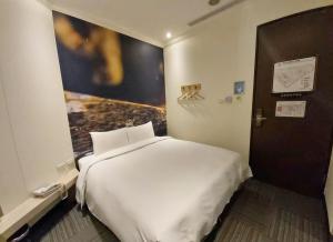 Rúm í herbergi á Merryday Hotel Banqiao