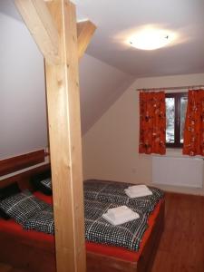 Un pat sau paturi într-o cameră la Wellness Chata Rosnatka