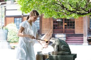入住宿坊 観音院 Temple Hotel Kannonin的旅客