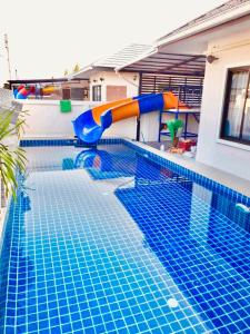 uma piscina com escorrega numa casa em Thanycia Pool Villa em Hua Hin