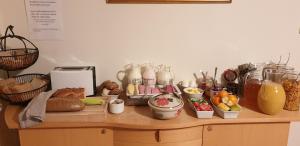 un mostrador con muchos tipos diferentes de comida en él en Alba Guesthouse, en Reikiavik