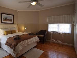 Un dormitorio con una cama y un ventilador de techo. en Deja Vu Cottage, en Sedgefield