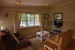 una sala de estar con un sofá y una mesa en Deja Vu Cottage, en Sedgefield