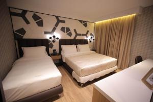 Un pat sau paturi într-o cameră la RICHMOND HOTEL