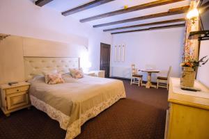 1 dormitorio con 1 cama y 1 mesa en una habitación en Pensiunea Ghiocelul en Avrig