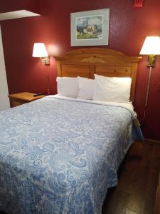 1 cama en una habitación de hotel con 2 lámparas en Econo Inn en Anchorage