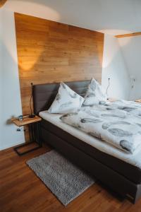 Кровать или кровати в номере "REH"-sidenz Moselschleife