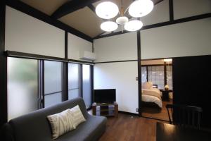 Ruang duduk di Yamaguchi House Annex, Private House with Onsen
