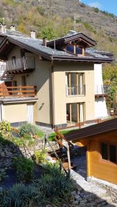 una casa con una montaña en el fondo en Casa nonna Felicita, en Aosta