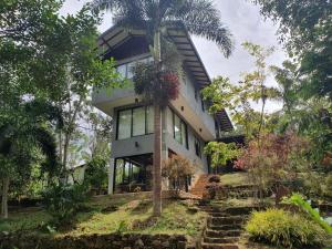 una casa con una palmera delante en Willow's Abode, en Kandy