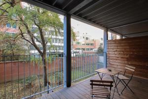 een veranda met een tafel en stoelen op een balkon bij European institutions apartments in Brussel