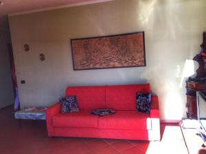 ヴェルバーニアにあるIncanto Sublimeのリビングルーム(赤いソファ付)