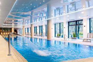 basen w hotelu z fontanną w obiekcie FARO Apartamenty Nadmorskie Tarasy SPA przy Latarni free parking pools w Kołobrzegu