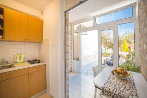 Kuchyňa alebo kuchynka v ubytovaní Apartmani Stipan