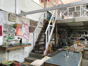 Η κουζίνα ή μικρή κουζίνα στο Yez Yez Yez All Good Hostel