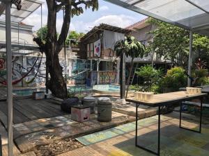 Κήπος έξω από το Yez Yez Yez All Good Hostel