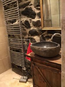 Chalet d'en Haut Luxury and Charm in a Savoyard chalet tesisinde bir banyo