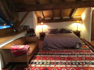 Chalet d'en Haut Luxury and Charm in a Savoyard chalet tesisinde bir odada yatak veya yataklar