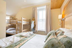 een slaapkamer met 2 stapelbedden en een groot bed bij Burbage Holiday Lodge Apartment 6 in Blackpool
