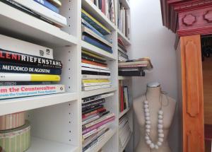 a book shelf filled with books and a mannequin at LOFT GARDEN in Bologna's heart OSPEDALE RIZZOLI in Bologna