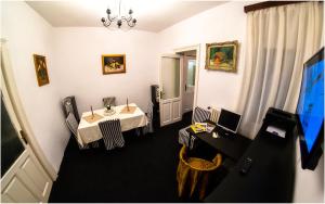 布加勒斯特的住宿－Clucerului Sun Residence Villa，小型用餐室配有桌椅