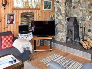Телевизия и/или развлекателен център в Holiday home Bøfjorden
