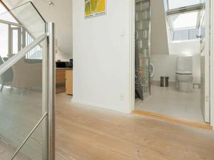 salon ze schodami i toaletą w obiekcie 6 person holiday home in R m w mieście Rømø Kirkeby