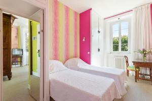 Ein Bett oder Betten in einem Zimmer der Unterkunft Hotel Les Goelands
