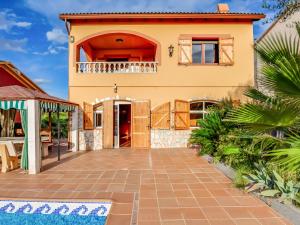 Villa con piscina y casa en Belvilla by OYO Casa Las Palmeras, en El Vendrell