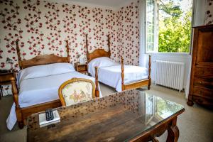 Ein Bett oder Betten in einem Zimmer der Unterkunft Hotel Les Goelands