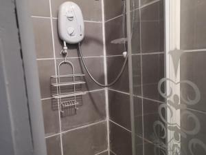 un stéthoscope sur la paroi d'une douche dans l'établissement Bayside lodge, à Blackpool