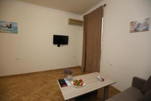 Μια τηλεόραση ή/και κέντρο ψυχαγωγίας στο Alba Hotel Yerevan