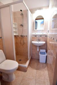 W łazience znajduje się prysznic, toaleta i umywalka. w obiekcie Kwatera U Jasia we Władysławowie