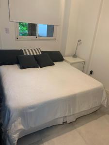 A bed or beds in a room at Belgrano Chic apartament