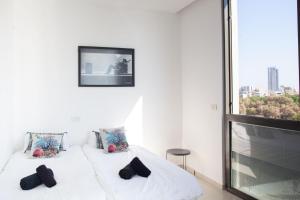 A bed or beds in a room at BnBIsrael apartments - Daniel Ivoire