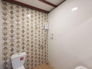 y baño con aseo y ducha. en We Hostel Khaolak en Khao Lak