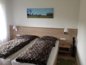 1 cama con 2 almohadas en una habitación en Ettelsberg Appart, en Willingen